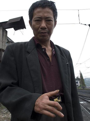 Wan Yonggui, a train driver , said, I have drive the steam-powered train for 28 years. I am 50 years old. I dont know when I would retire. Nobdy can burn the steam-powered train faster than me! My earnings per month is 600 Yuan. I lost a finger in an accident when drive the train. It is an industrial injury and I got a compenstaion for 12,000 Yuan (about 1,600 USD). The speed limits of the train is 15 km/h.
